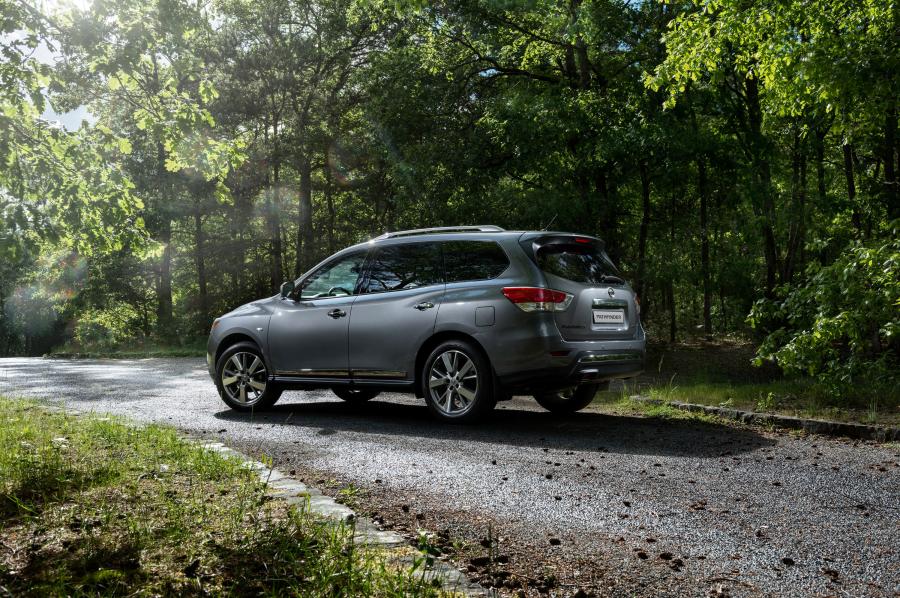 Nissan Pathfinder Hybrid 2015 года  (фото 18 из 29)